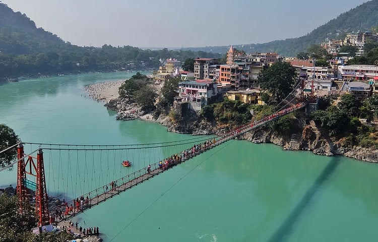 Ganga-river-embankment-and-Lakshman-Jhul